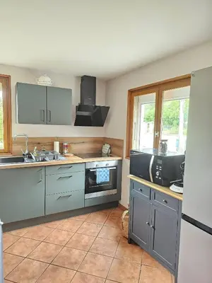 Cuisine ou kitchenette dans l'établissement Maison au pied des 1000 étangs