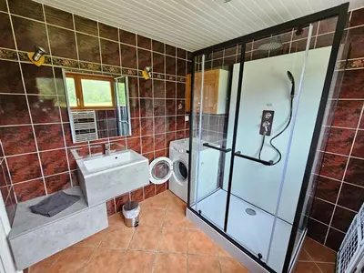 Salle de bains dans l'établissement Maison au pied des 1000 étangs