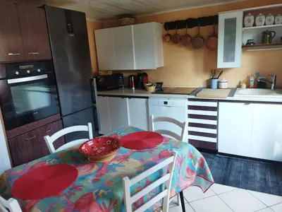Cuisine ou kitchenette dans l'établissement Les Hortensias