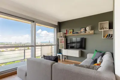 Télévision ou salle de divertissement dans l'établissement Travel Homes - Wilnest, Nested with a view