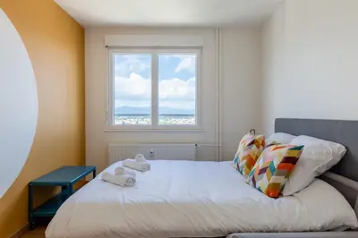 Un ou plusieurs lits dans un hébergement de l'établissement Travel Homes - Wilnest, Nested with a view
