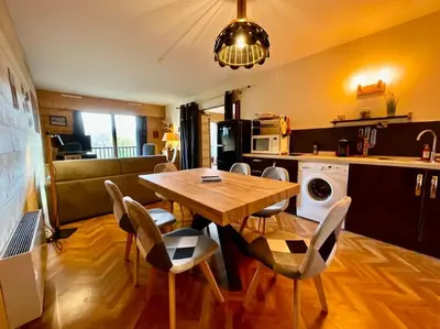 Cuisine ou kitchenette dans l'établissement Les Xettes, bel appartement style chalet & balcon