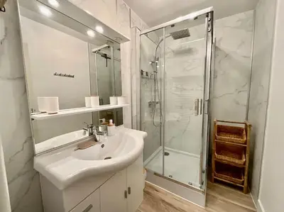 Salle de bains dans l'établissement Les Xettes, bel appartement style chalet & balcon