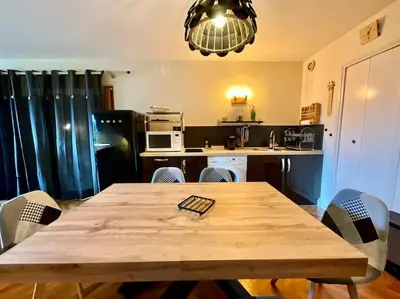 Cuisine ou kitchenette dans l'établissement Les Xettes, bel appartement style chalet & balcon