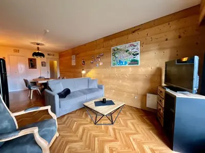 Coin salon dans l'établissement Les Xettes, bel appartement style chalet & balcon