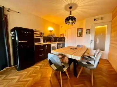 Cuisine ou kitchenette dans l'établissement Les Xettes, bel appartement style chalet & balcon