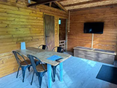 Télévision ou salle de divertissement dans l'établissement Chalet en pleine nature
