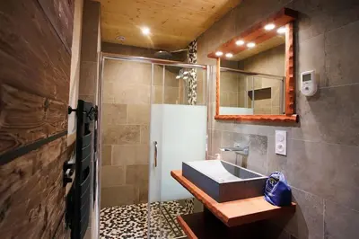 Salle de bains dans l'établissement Original chalet en rondins, l'Ours Canadien