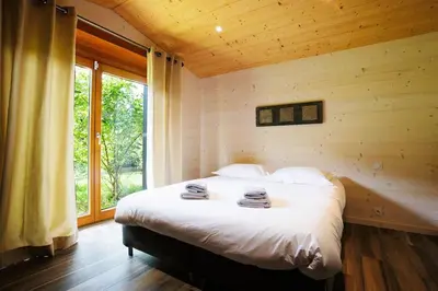 Un ou plusieurs lits dans un hébergement de l'établissement Original chalet en rondins, l'Ours Canadien
