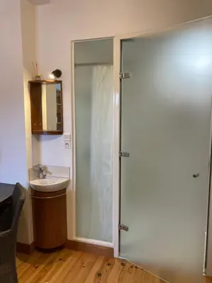 Salle de bains dans l'établissement Joli gîte 2 personnes en Alsace