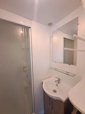 Salle de bains dans l'établissement Mobile home