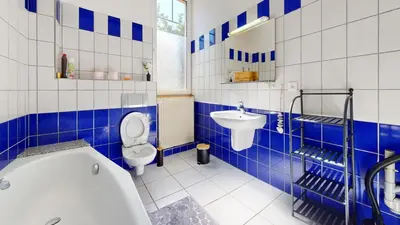 Salle de bains dans l'établissement La Suite Barberousse - Éclats Bleus et Dorés
