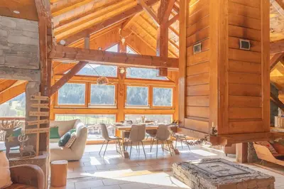 Coin salon dans l'établissement Le Refuge de Louis, authentique grange rénovée avec sauna