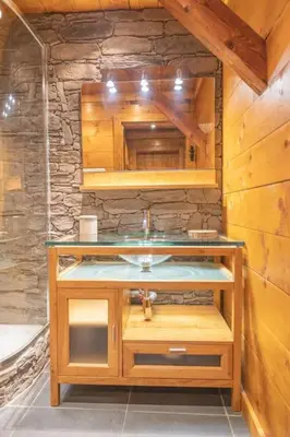 Salle de bains dans l'établissement Le Refuge de Louis, authentique grange rénovée avec sauna