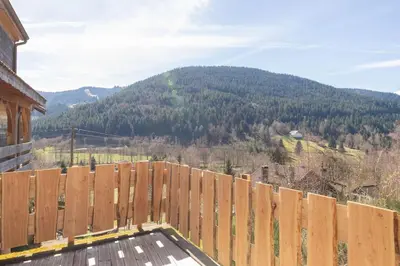 Vue générale sur la montagne ou vue sur la montagne depuis le chalet