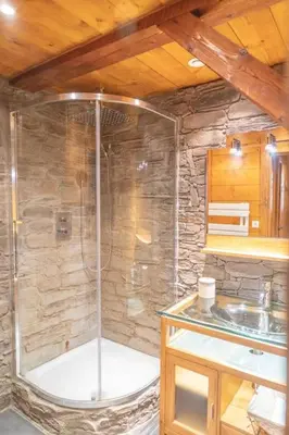 Salle de bains dans l'établissement Le Refuge de Louis, authentique grange rénovée avec sauna
