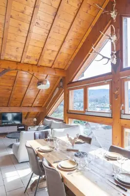 Coin salon dans l'établissement Le Refuge de Louis, authentique grange rénovée avec sauna