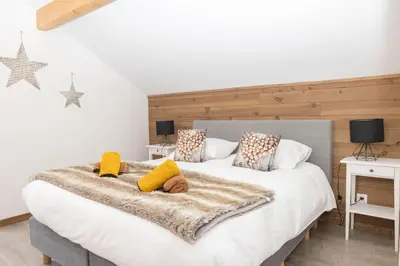 Un ou plusieurs lits dans un hébergement de l'établissement Balcon des Gouttridos, imprenable vue lac 6p