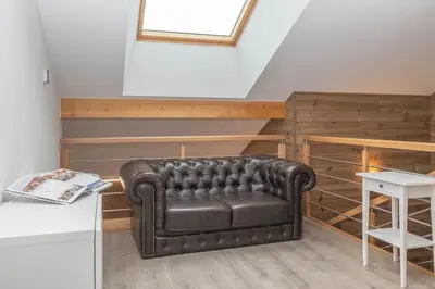 Coin salon dans l'établissement Balcon des Gouttridos, imprenable vue lac 6p