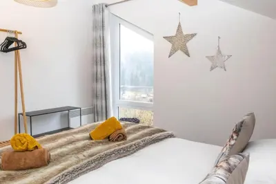 Un ou plusieurs lits dans un hébergement de l'établissement Balcon des Gouttridos, imprenable vue lac 6p