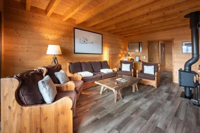 Coin salon dans l'établissement Chalet La Souris, chaleureux avec vue panoramique