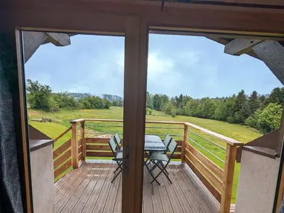 Balcon ou terrasse dans l'établissement Cosy gîte dans les Vosges, terrasse privative, idéal randonnées - FR-1-589-643