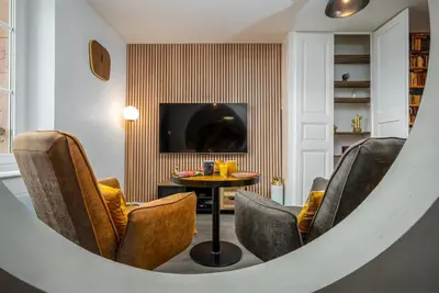Télévision ou salle de divertissement dans l'établissement Le 37-GregIMMO-Appart'Hôtel
