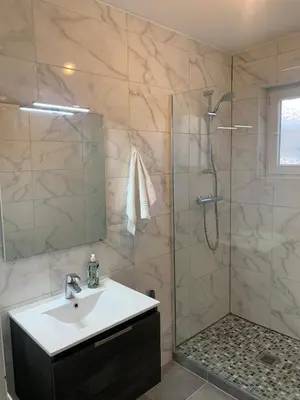 Salle de bains dans l'établissement Appartement en face de la gare de St-Louis
