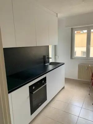 Cuisine ou kitchenette dans l'établissement Appartement en face de la gare de St-Louis