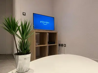 Télévision ou salle de divertissement dans l'établissement Le Scandinave, cosy et lumineux, proche GE-Alstom-UTBM, PrimeVideo, Wifi