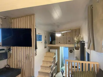 Télévision ou salle de divertissement dans l'établissement Tiny House à Champdray La Ty Vosg'Breizh