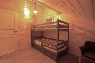 Un ou plusieurs lits superposés dans un hébergement de l'établissement Chalet Caroubier - Chalet avec vue montagne