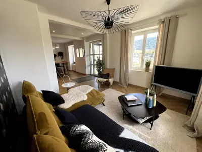 Télévision ou salle de divertissement dans l'établissement Les deux maisons - Roz - Appartement Gérardmer vue pistes proche lac