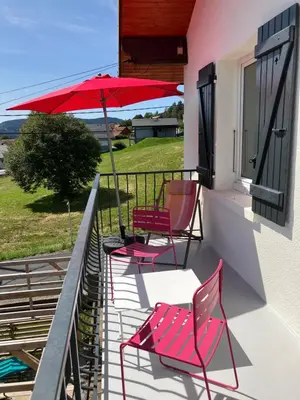 Balcon ou terrasse dans l'établissement Les deux maisons - Tolbiac - Maison 8 personnes vue pistes proche lac