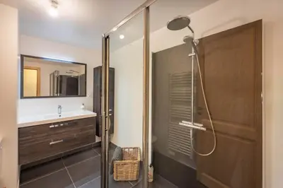 Salle de bains dans l'établissement Chalet Dyna, luxe, calme et sérénité
