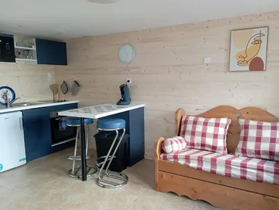 Cuisine ou kitchenette dans l'établissement Le petit Yves