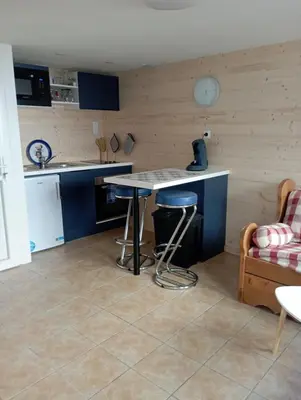 Cuisine ou kitchenette dans l'établissement Le petit Yves