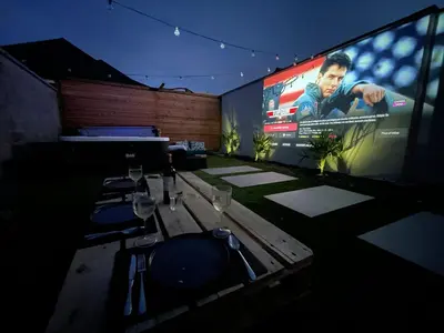 Télévision ou salle de divertissement dans l'établissement Full House, Jacuzzi, Netflix, 8 pers, free Parking 10' Colmar