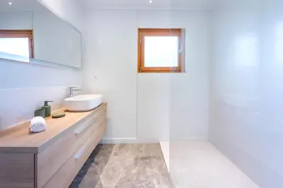 Salle de bains dans l'établissement Chalet Les Genêts, vue imprenable sur le lac