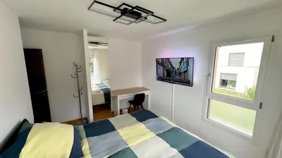 Télévision ou salle de divertissement dans l'établissement Room with double size bed in Kaysersberg center
