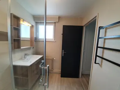 Salle de bains dans l'établissement Bel appartement 3 pièces dans une résidence calme