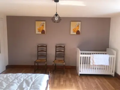 Un ou plusieurs lits dans un hébergement de l'établissement Grande maison à à Bresse avec jacuzzi cheminée et jardin Idéal pour les familles et amis