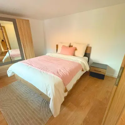 Un ou plusieurs lits dans un hébergement de l'établissement Grand appartement chaleureux