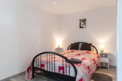 Un ou plusieurs lits dans un hébergement de l'établissement Spacieux appartement dans le vignoble
