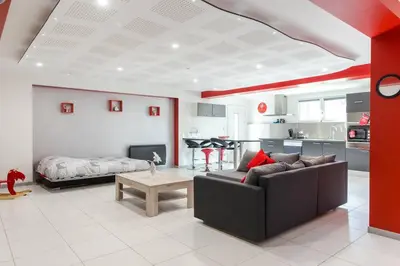 Cuisine ou kitchenette dans l'établissement Spacieux appartement dans le vignoble