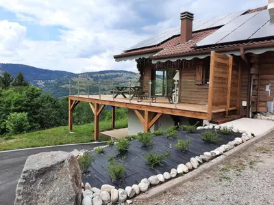 Vue générale sur la montagne ou vue sur la montagne depuis le chalet