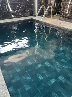 Piscine de l'établissement R luxury piscine et spa privatifs ou située à proximité