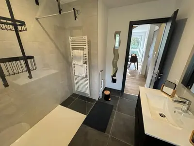 Salle de bains dans l'établissement Les Reflets du Château - Parking Gratuit - Cosy & Moderne - Route des vins