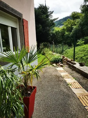 Jardin de l'établissement Rez de jardin en bordure de ruisseau