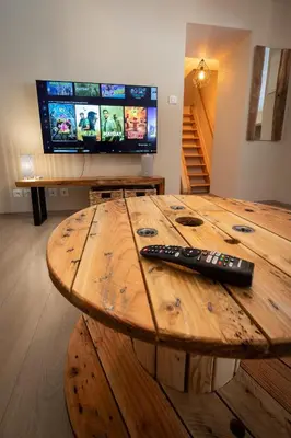 Télévision ou salle de divertissement dans l'établissement Cocon de la belle de Vosges 3 chambres